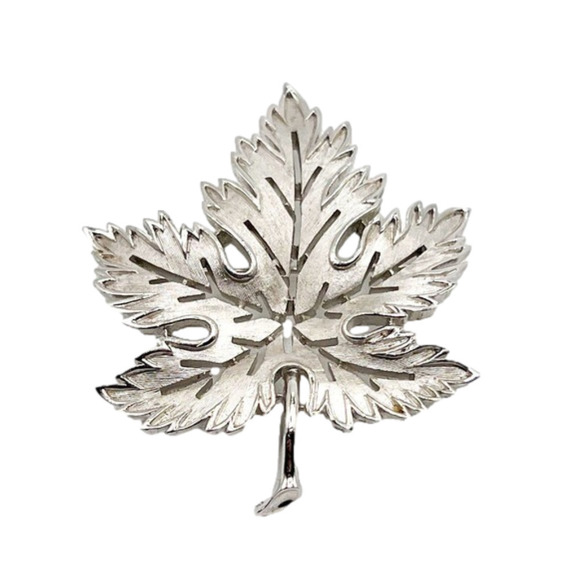 𝅺CROWN Trifari Vintage Brooch Maple Leaf Pin Silvertone - Picture 1 of 7
